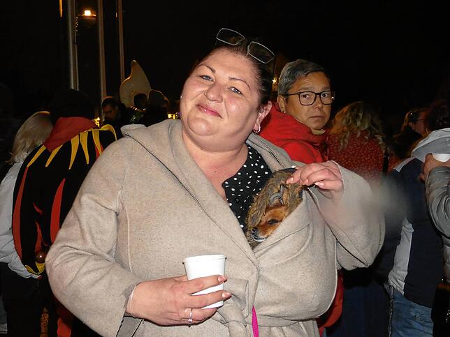 Bild 15: Der Narrenverein feiert mit der Bevölkerung den Beginn der Fasnacht auf dem Rathausplatz
