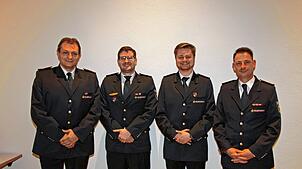 Wechsel bei der Jugendfeuerwehr: Der langjährige Jugendwart Dominik Baur (2.v.li.) übergab sein Amt an Noah Chrobog (2.v.re.). ...