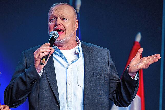 Entertainer Stefan Raab spricht bei einem Empfang am Rande des Eurovision Song Contest (ESC) 2025 auf der Bühne. (Archivbild)