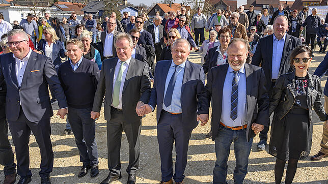 Feierlicher Moment während der Segenssprechung bei der Eröffnung: Stadtwerke-Geschäftsführer Andreas Reinhardt, Stadtrat Siegfried ...