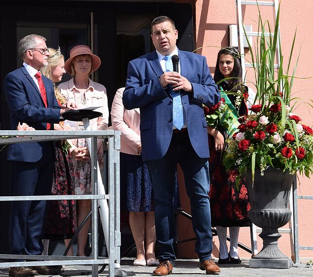 Auf demselben Podium wie 1970 Kurt Georg Kiesinger vor dem ehemaligen Rathaus in Nöggenschwiel, hält Bürgermeister Jan Albicker 2019 die ...