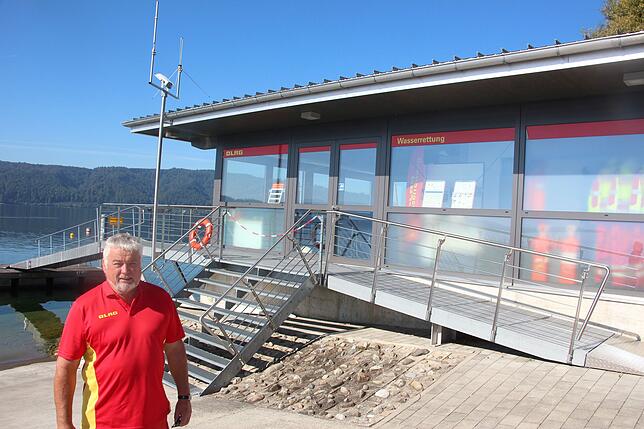 Karl-Heinz Rimmele, seit 1976 Vorsitzender, vor der im Jahr 2013 in Betrieb genommenen Wasserrettungsstation.