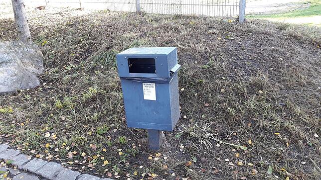 Im Stadtgebiet sind unter anderem diese Mülleimer mit integriertem Tütenspender an der Seite zu finden.