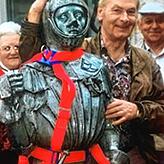 Gerhard Eitzenberger mit dem Ritter Kuno, der wieder auf das Rathausdach zurückkehren konnte.