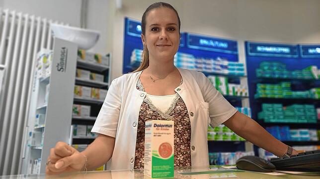 Die Laufenburger Stephanie Abel in der ihrer Apotheke. Normalerweise gehen hier im Monat über 100 Packungen Fiebersaft über die Theke. ...