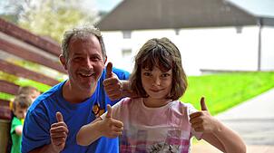 &bdquo;Der Holger, der rockt voll ab.&ldquo; Holger Speidel mit Powerkid Marie Büscher.