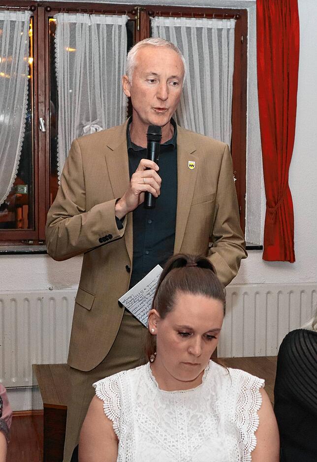 Bürgermeister Ewald Hoffmann steht im wahrsten Sinne des Wortes hinter der Vorsitzenden Jenny Haselmeier. Foto: Wilfried Koch
