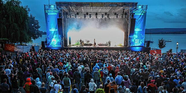 Die Bühne beim Seefestival 2025 direkt am Bodensee: Diese wunderbare Aussicht samt bester Unterhaltung wollten sich tausende Menschen ...