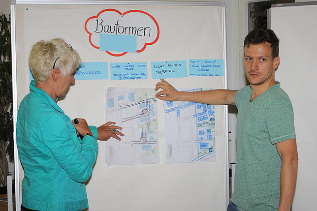 Bauinteressierte wie der Stahringer Andreas Meinel (rechts) präsentieren beim Bürgerworkshop zum Stahringer Baugebiet „Unterm ...