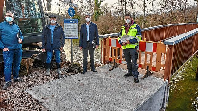 Sie sind erleichtert, dass die Brücke nicht weggerissen wurde oder noch größere Schäden entstanden sind (von links): Helge Laufer vom ...