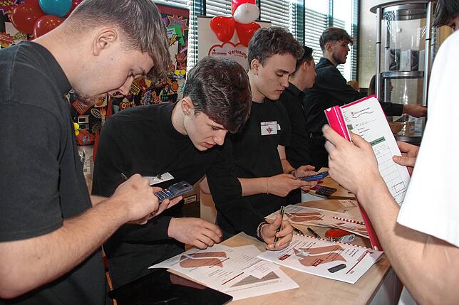 Am Stand der Berufsschule Radolfzell berechnen Tim Reitze, Cedric Wiedmann und Linus Sopio (von links) den Preis der bestellten Artikel.