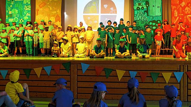 Die Kinder der Grundschule Wahlwies bei der Aufführung des Familienmusicals „Das Vier-Farben-Land“ in der Roßberghalle Wahlwies. Bild: ...
