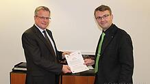 Klaus-Dieter Ritz (links), Tiengens oberster Narrenrichter der Bürger- und Narrenzunft, überreicht Bürgermeister Martin Gruner die ...