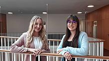 Sarah Schmieder (links) und Hannah Schmid stehen im vierten Stock des Salemer Rathauses. Vor wenigen Wochen haben sie ihre Ausbildung ...