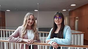 Sarah Schmieder (links) und Hannah Schmid stehen im vierten Stock des Salemer Rathauses. Vor wenigen Wochen haben sie ihre Ausbildung ...