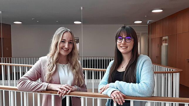 Sarah Schmieder (links) und Hannah Schmid stehen im vierten Stock des Salemer Rathauses. Vor wenigen Wochen haben sie ihre Ausbildung ...
