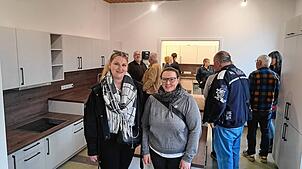 Leitungsteam Samantha Hölzle und Sarah Schaffner freuen sich auf die neuen Räume, auch wenn durch den Umzug viel Arbeit auf sie zukommt.