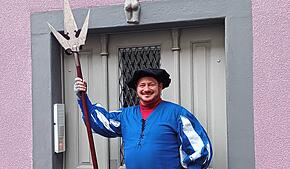 Egon Schwär, Stadtführer, als Landsknecht unter dem nackten Ärschchen in der St.-Johann-Gasse, einem Glücksbringer in der Liebe.