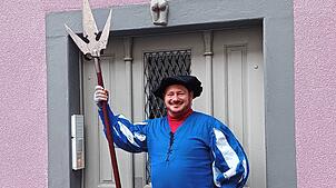 Egon Schwär, Stadtführer, als Landsknecht unter dem nackten Ärschchen in der St.-Johann-Gasse, einem Glücksbringer in der Liebe.