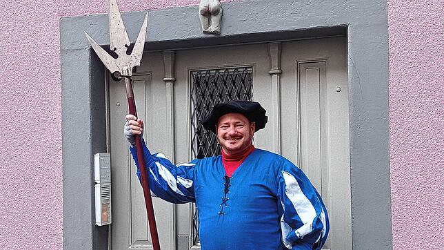 Egon Schwär, Stadtführer, als Landsknecht unter dem nackten Ärschchen in der St.-Johann-Gasse, einem Glücksbringer in der Liebe.