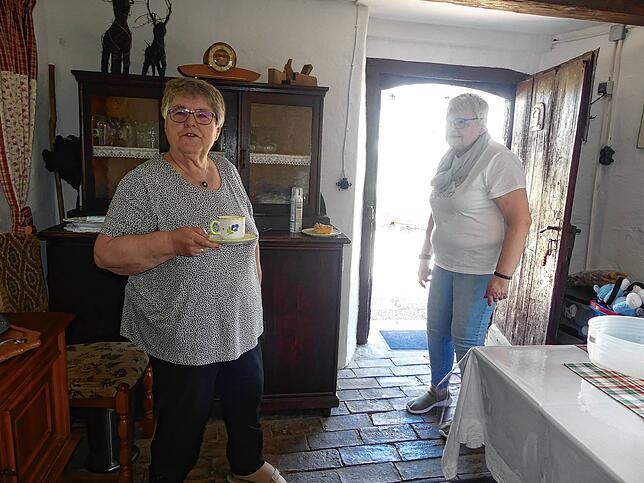Besitzerin Elvira Stroppel und Freundin Christina Heinemann aus Stetten a.k.M. in dem gut 255 Jahre Jahre alten Häuschen namens Karlsruh‘.