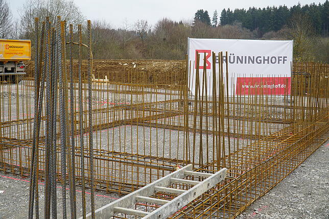 Noch ist erst das Fundament im Entstehen, parallel dazu entstehen in den Werken der Brüninghoff GmbH die weiteren Teile des Hybridbaus.