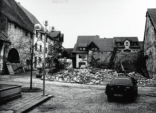 Auch dieses Ökonomiegebäude wurde abgebrochen, wenn auch erst 1992. Ganz links der sogenannte Kasten, der ebenfalls neu gebaut wurde. ...