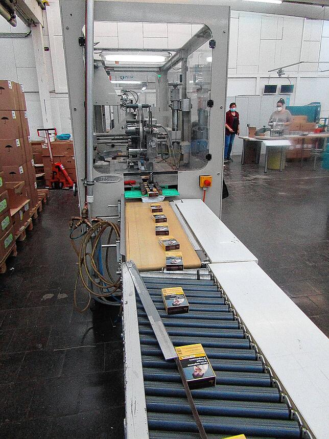 Maschinell produziert, kommen die Zigarren heute fertig verpackt aus den Spezialmaschinen im Villiger-Werk an der Schwarzenbergstraße in ...