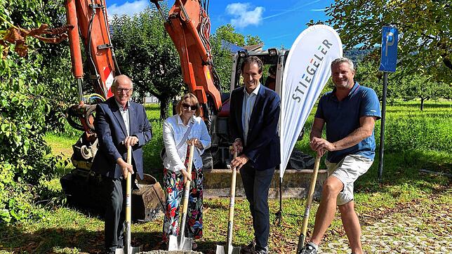Beim Spatenstich für den Glasfaserausbau in Rheinheim (von links): Bürgermeister Manfred Weber, Hauptamtsleiterin Kersten Dißelhoff, ...