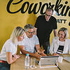 Im Coworking-Space des Seestatt-Gebäudes am Stadtbahnhof gibt es Arbeitsplätze und Kollegen – zur Miete. Besonders für Gründer ist das ...