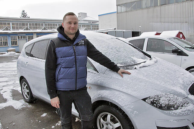 Andrej Sadovoj steht neben dem Politur-Auto. Es steht zum Verkauf. Die Folien sind ab.