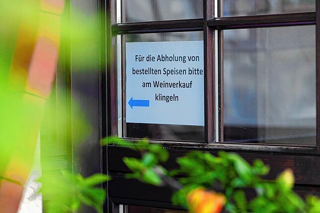 Statt ihre Gäste im Restaurant zu bedienen, bieten viele Gaststätten im Lockdown einen Außer-Haus-Verkauf an.