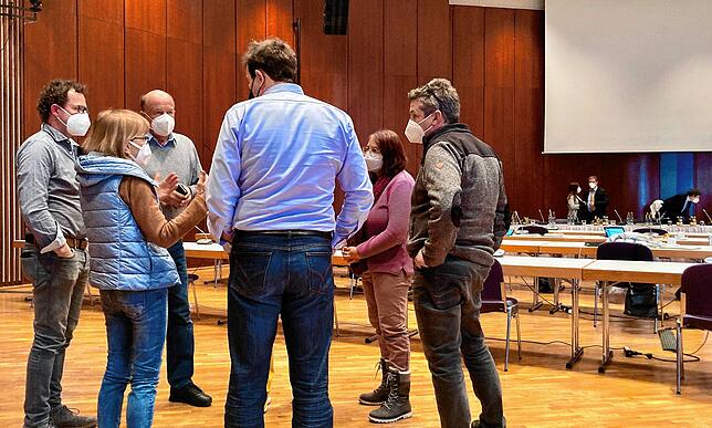 Absprache vor der Sitzung: Vertreter von CDU, Freien Wählern, FDP, Netzwerk und ÖDP diskutieren über das geplante Moratorium für die ...