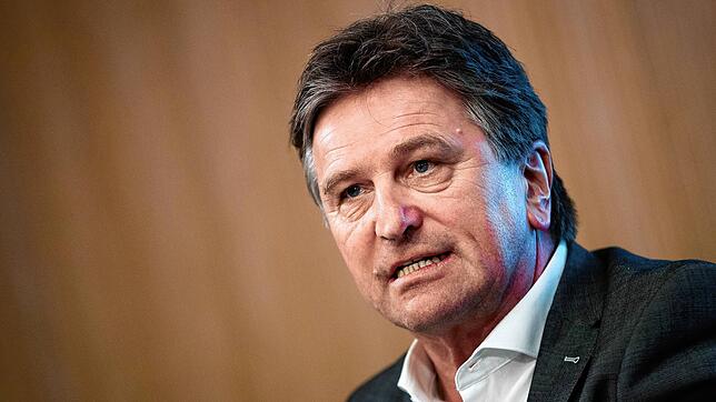 Manfred Lucha, Minister für Soziales und Integration von Baden-Württemberg, will dem Pflegekräftemangel im Südwesten mit einem neuen ...
