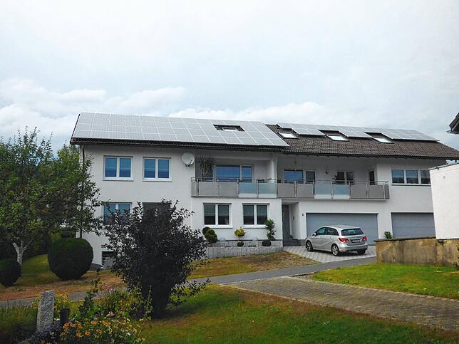 Gute Südlage: Auf dem Dach produziert die 20-KWp-Photovoltaikanlage im Jahr zwischen 22.000 und 23.000 Kilowattstunden.