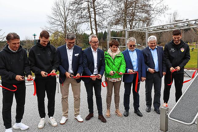 Mit dem Durchschneiden des roten Bandes durch Trainer Bruno Labbadia (von links), Fußballer Pascal Stenzel, Präsident Claus Vogt, ...