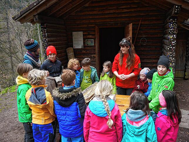 Die Gruppe Rothirsche trifft sich im Schwarzwald zum Bauen von Insektenhotels.
