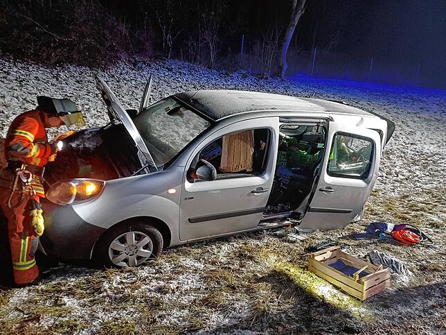 Beide Fahrer der Unfallautos auf der A81 mussten mit Verletzungen ins Krankenhaus gebracht werden.