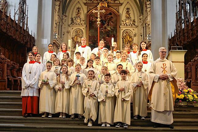 Dieses Foto zeigt die Kinder bei ihrer Erstkommunion am 27. April im Konstanzer Münster Unserer Lieben Frau mit Dekan Michael Teipel ...