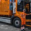 Die EBK verkünden freudig, dass der Fuhrpark zwei neue E-Müllfahrzeuge hat. Auch dem Mitarbeiter auf diesem Foto gefällt das neue ...