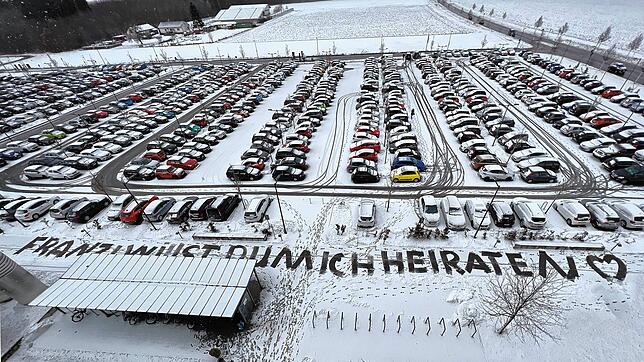&bdquo;Franzi, willst du mich heiraten&ldquo; &ndash; Mit dieser romantischen Botschaft im Schnee machte Kilian Honer aus Spaichingen ...