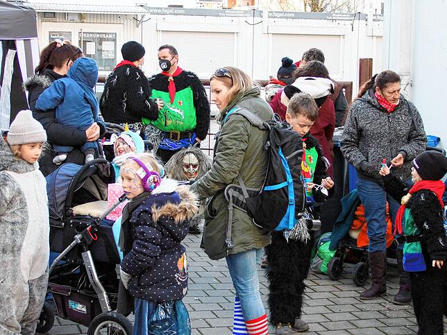 Bild 6: Buntes Treiben beim Mini-Kinderball der Froschenzunft