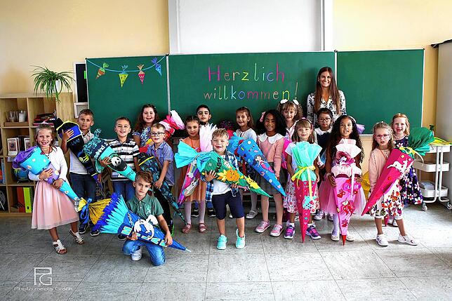 Die Klasse 1a der Grundschule Beuren an der Aach mit ihrer Klassenlehrerin Miriam Schroff bei der Einschulungsfeier.