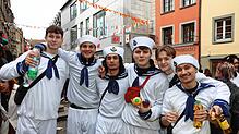 Bild : Schmotziger Dunschtig 2024: Mäschgerle aller Generationen feiern auf der Marktstätte
