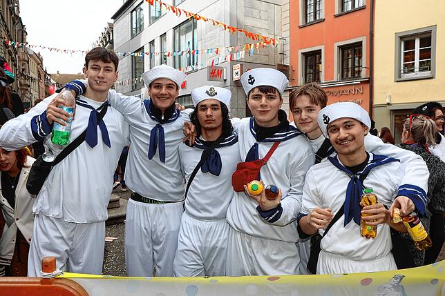 Bild 1: Schmotziger Dunschtig 2024: Mäschgerle aller Generationen feiern auf der Marktstätte