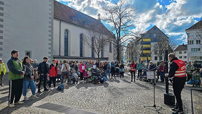 Viele Mütter und Väter sind mit ihren Kindern zum Kirchplatz gekommen.