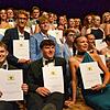 Gruppenbild mit strahlenden Abiturienten auf der Stadthallenbühne: Der Abi-Jahrgang 2025 des Gymnasiums am Bildungszentrum feiert seinen ...