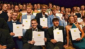 Gruppenbild mit strahlenden Abiturienten auf der Stadthallenbühne: Der Abi-Jahrgang 2025 des Gymnasiums am Bildungszentrum feiert seinen ...