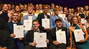 Gruppenbild mit strahlenden Abiturienten auf der Stadthallenbühne: Der Abi-Jahrgang 2025 des Gymnasiums am Bildungszentrum feiert seinen ...