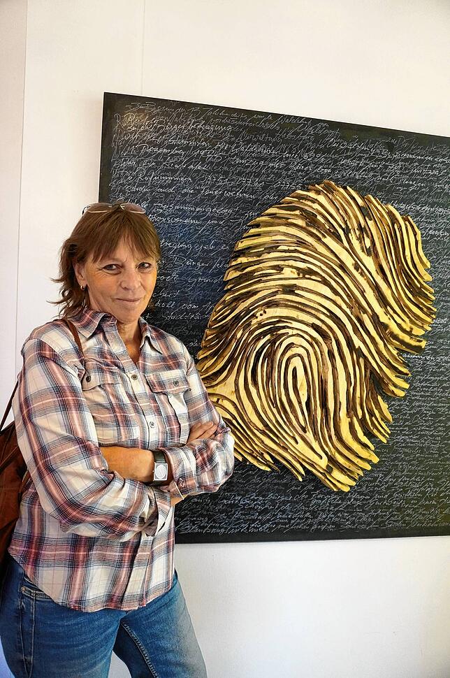 Christel A. Steier mit ihrem Werk „Einzigartig“.